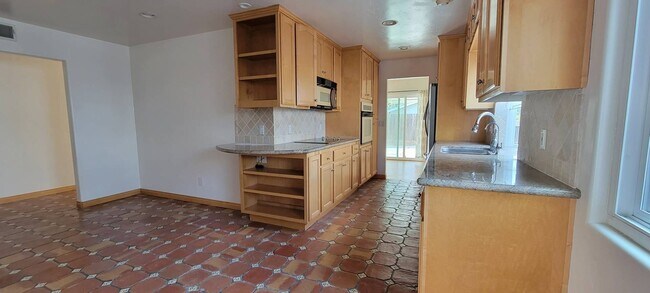 Building Photo - Lovely 4 Bedroom home in UTC  with large b...