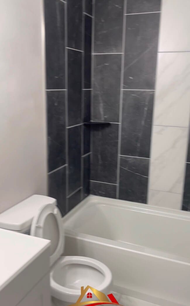 Main bathroom - 3816 Greenwillow Ln