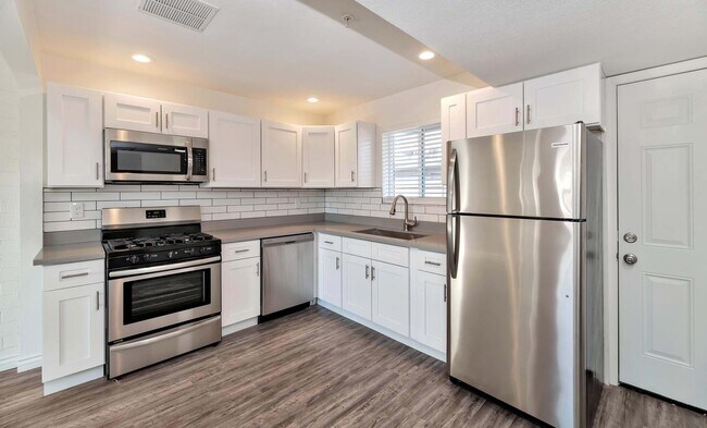Cocina - 6725 E Earll Dr