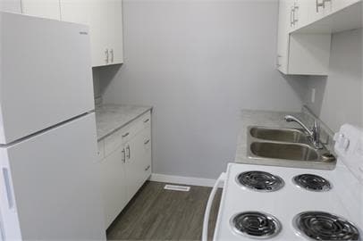 Building Photo - 541 Wascana St