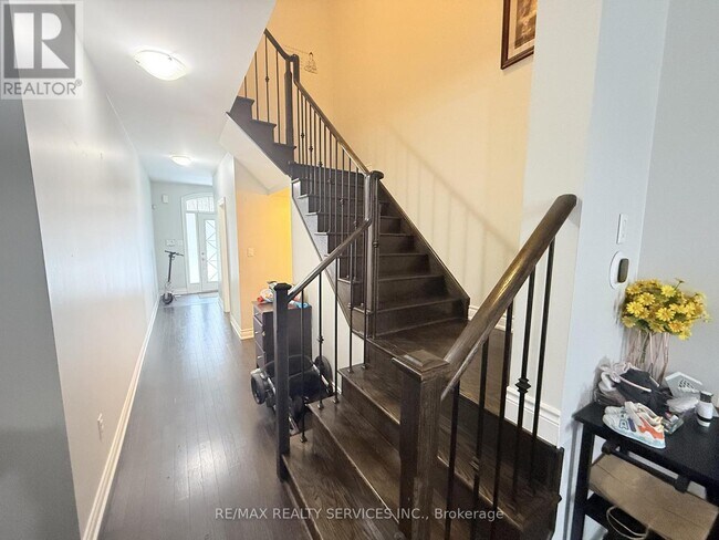 Building Photo - 29 Lady Evelyn Cres