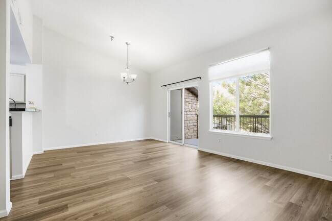 Foto del edificio - Updated Two Bedroom Condo in Great Location - Community Pool