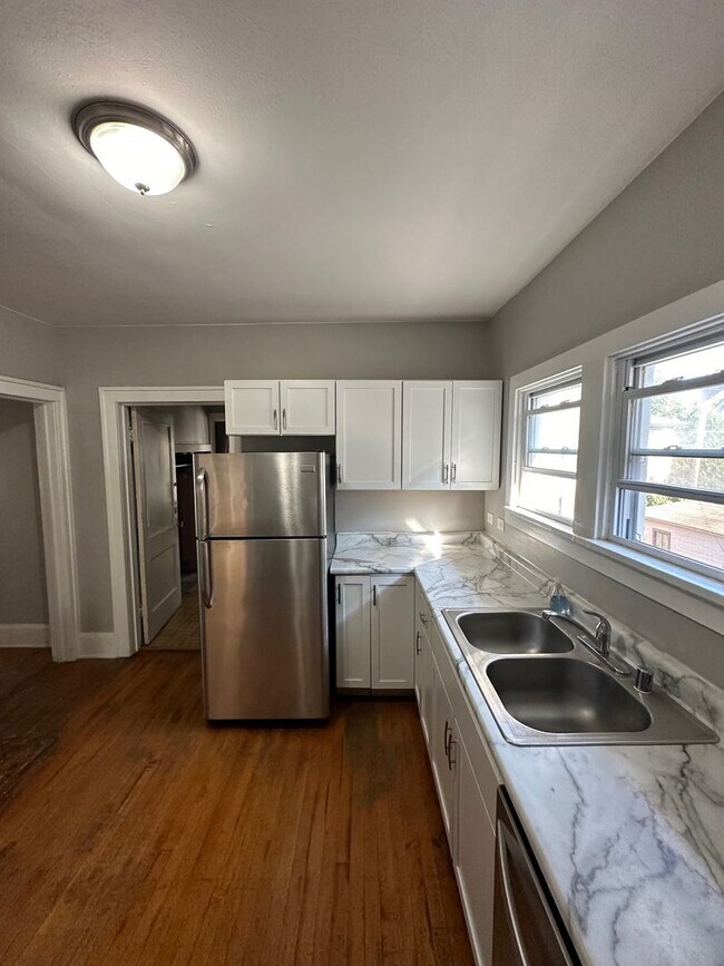 Foto del edificio - 4 Bedroom Near UWM Campus