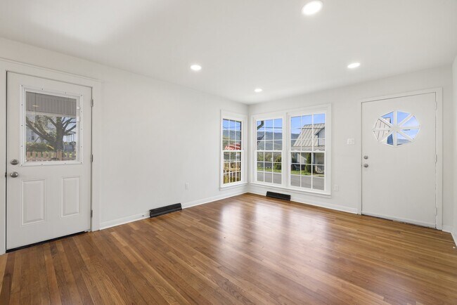 Building Photo - 389 Thompson St