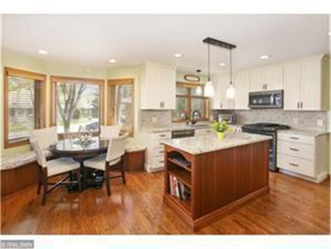 Building Photo - 1110 Hollybrook Dr