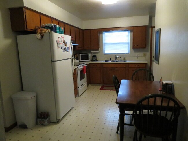 Kitchen - 1518 Starview Dr