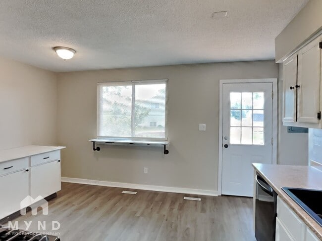 Building Photo - 384 Parkdale Dr