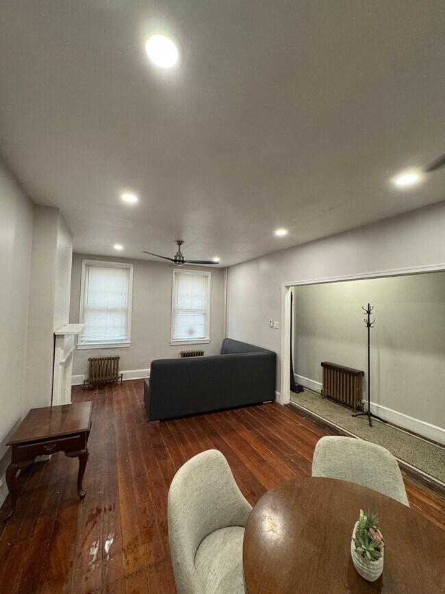 Foto del edificio - 2422 Brown St