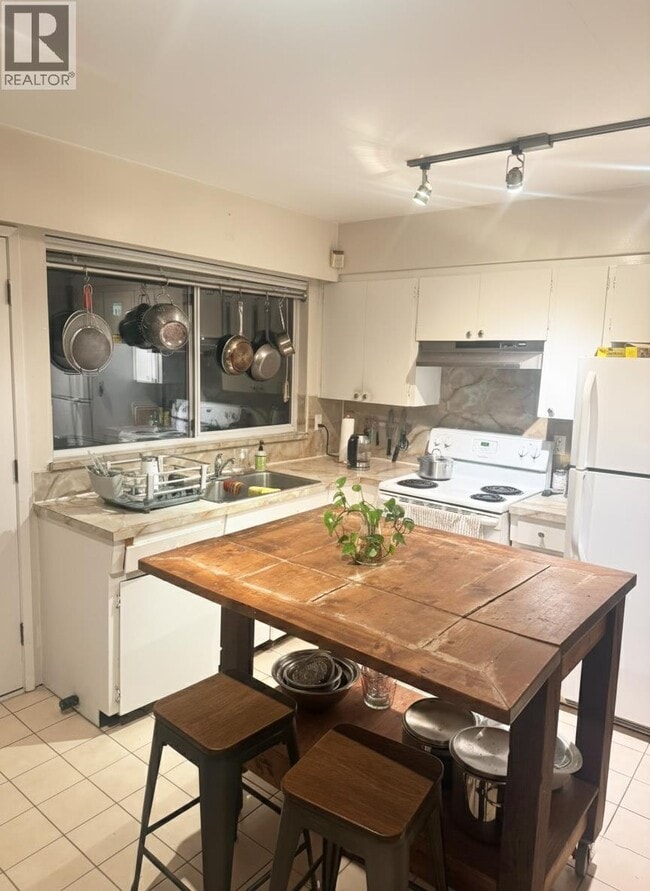 Building Photo - 1203 E 13th Ave