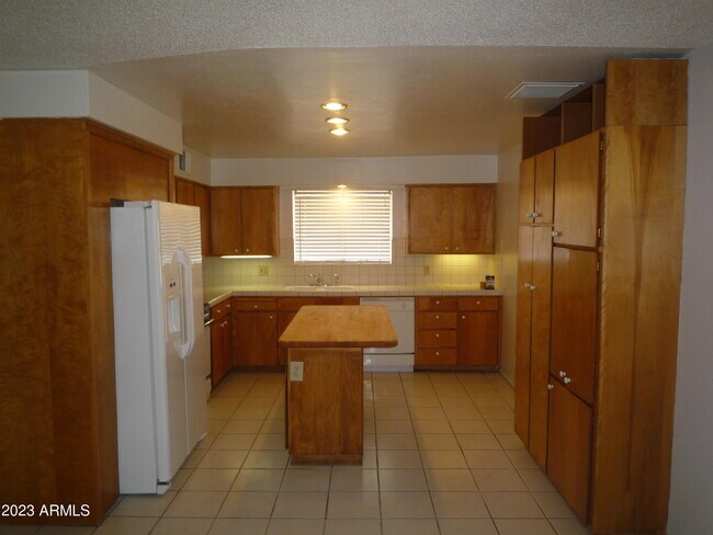 Building Photo - 1815 N Daffodil St