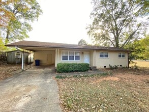 Building Photo - 18 Edwin Ave Building Photo - 18 Edwin Ave