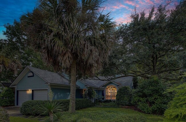 Building Photo - Available June 1st. 3 BR/2 BA in the Heart...