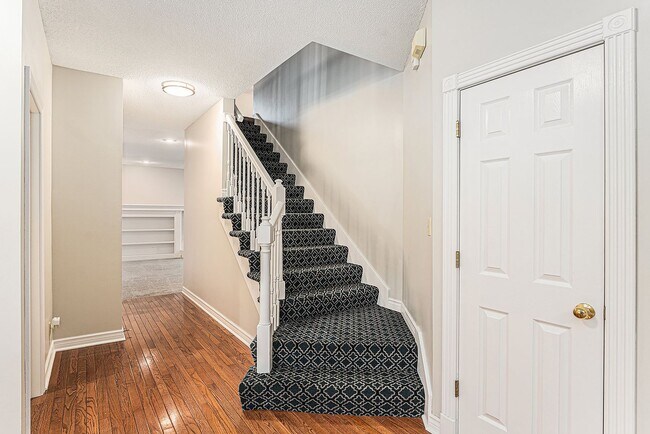 Foto del edificio - 4 Bed 5 Bath home creek view in back