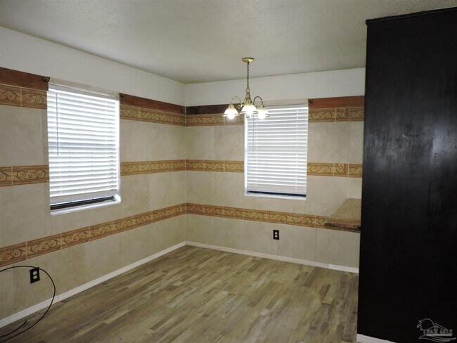 Foto del edificio - 9610 Bowman Ave