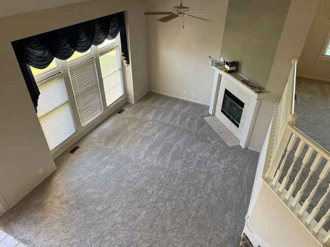 Building Photo - Four Bedroom Home Available in July - Fini...