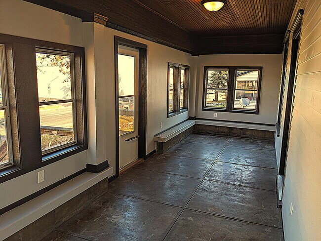 Foto del edificio - "Charming 2-Bedroom on West Madison Street with Spacious 1064 Sq Ft Layout!"