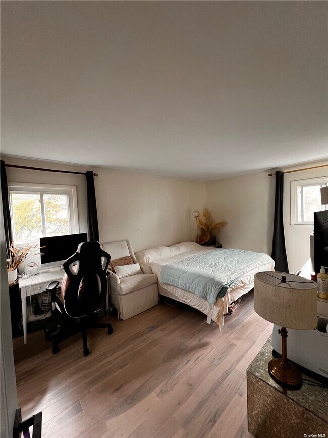 Foto del edificio - 37-18 Little Neck Pkwy