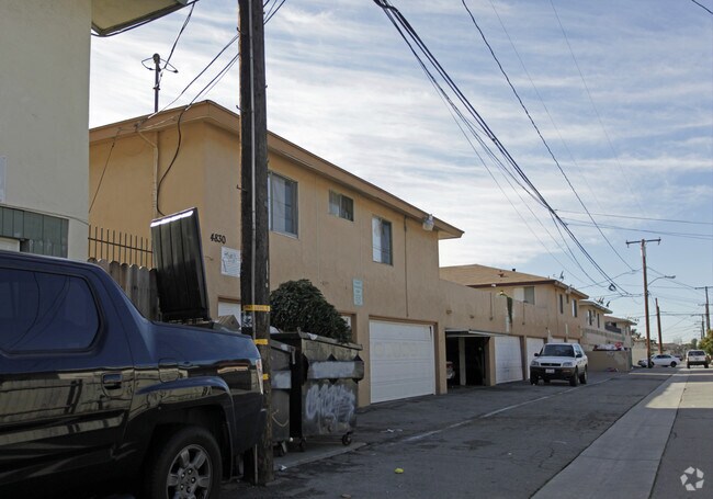 Foto del edificio - 4830 Canoga St