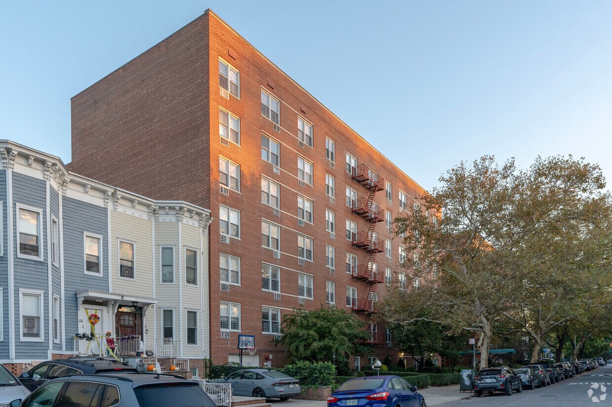 Primary Photo - 651 Vanderbilt St