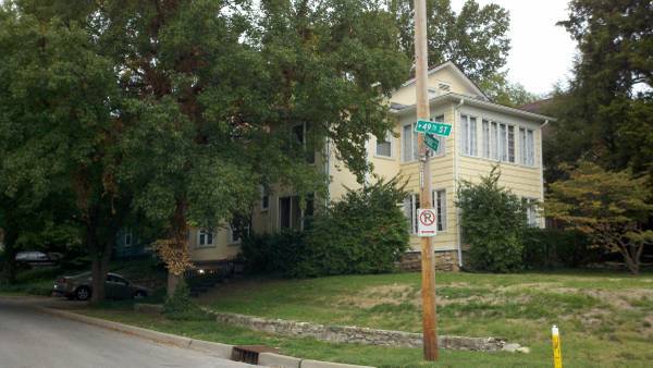 Building Photo - 1100 W 49th St