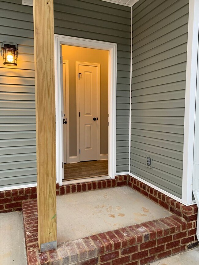 Foto del edificio - Alcoa 37701 - COMING SOON! 3 bedroom, 2 bath home - Contact Troy Adams (865) 233-6949