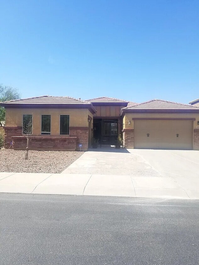 Building Photo - Beautiful 4-bedroom 3 bath home
