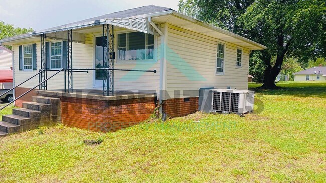 Building Photo - Stunningly Revamped 3-Bedroom, 1-Bathroom ...