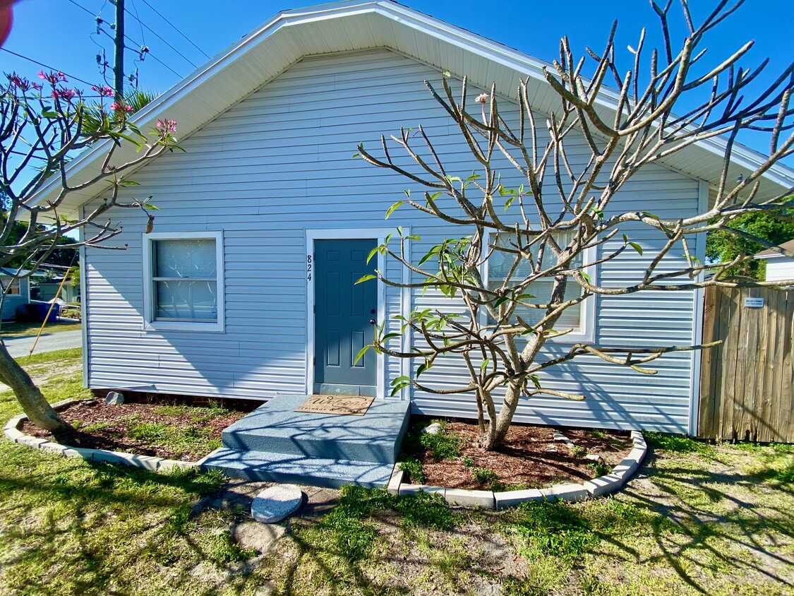 Primary Photo - 824 Rosery Rd NW