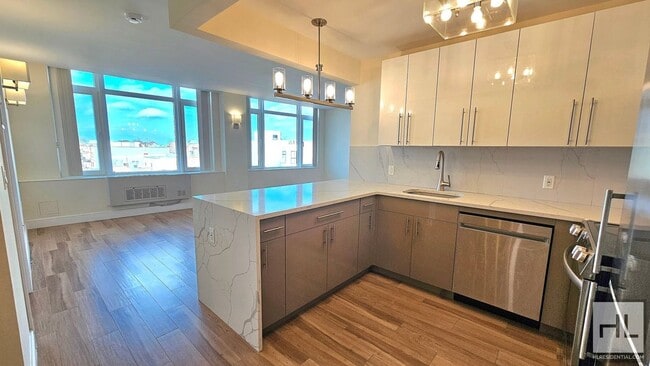 Building Photo - Spacious 2BR with Great Light – Modern Building