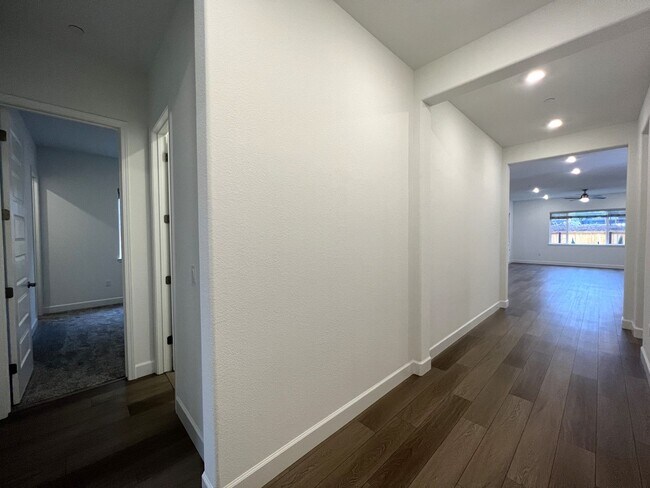 Foto del edificio - Brand New Single Story 4bd/2.5ba Folsom Ho...