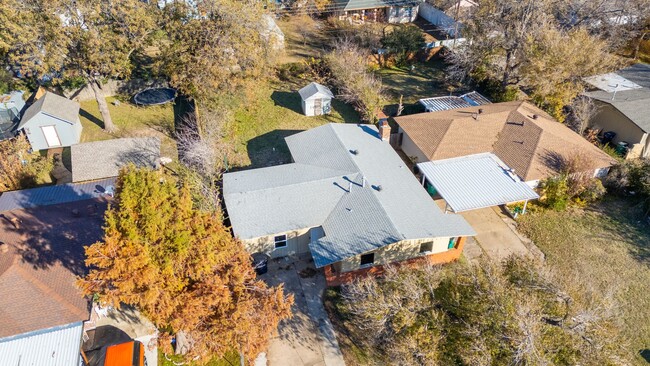 Building Photo - Cute 4 bedroom House