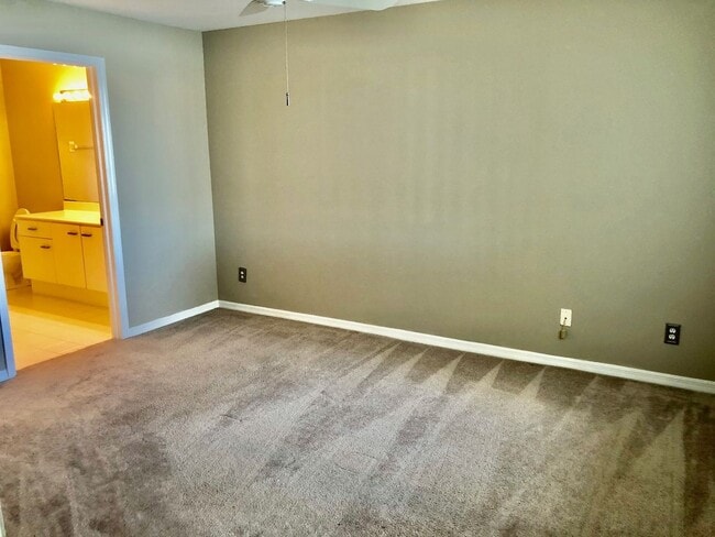 Building Photo - 2 Bedroom 2 Bath Condo Great Location and Schools