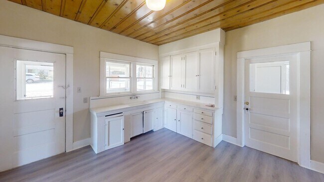 Foto del edificio - **Pending Application Approval**Charming 4...