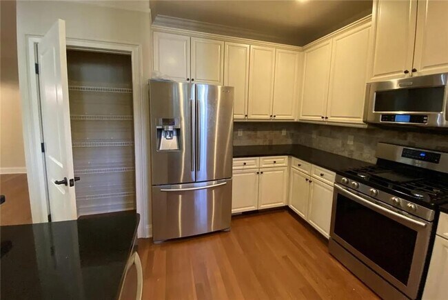 Foto del edificio - 815 Millwork Cir
