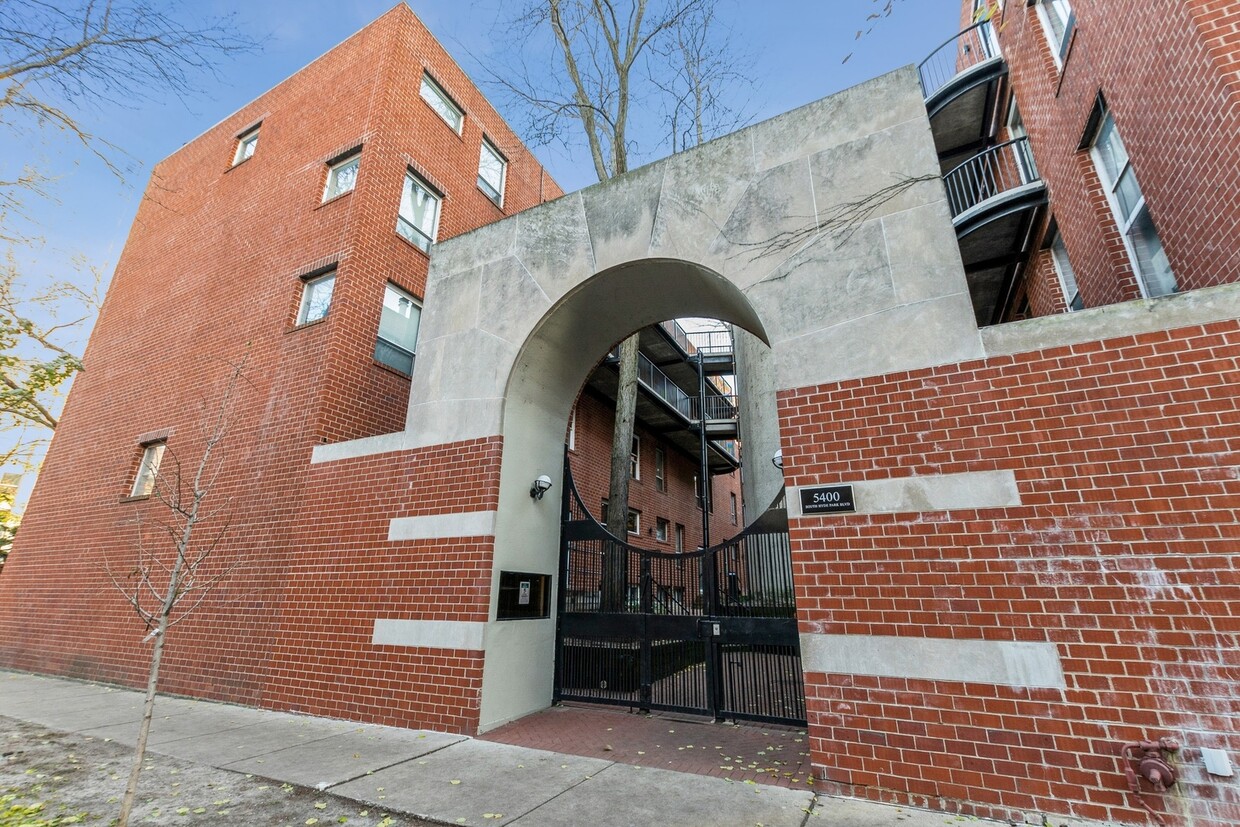Primary Photo - 5400 E Hyde Park Blvd