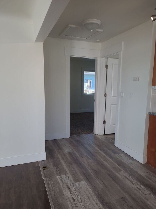 Foto del edificio - House with Fenced Backyard & May Rent Free