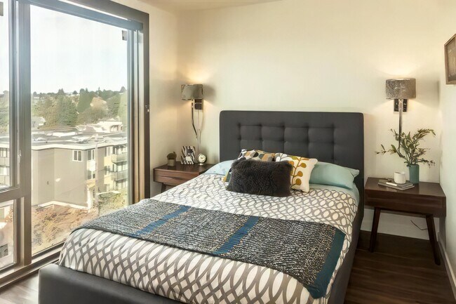 Despiértate con la luz del día entrando por dos lados de este dormitorio, durante todo el año. - Ballard Public Lofts