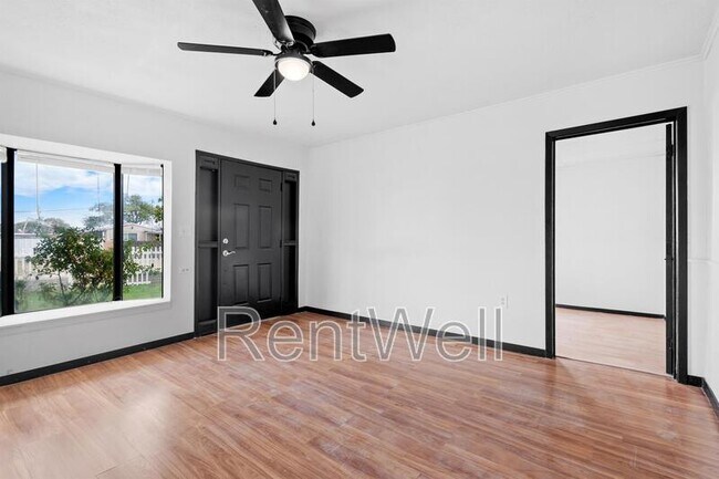 Building Photo - 216 S Ave D