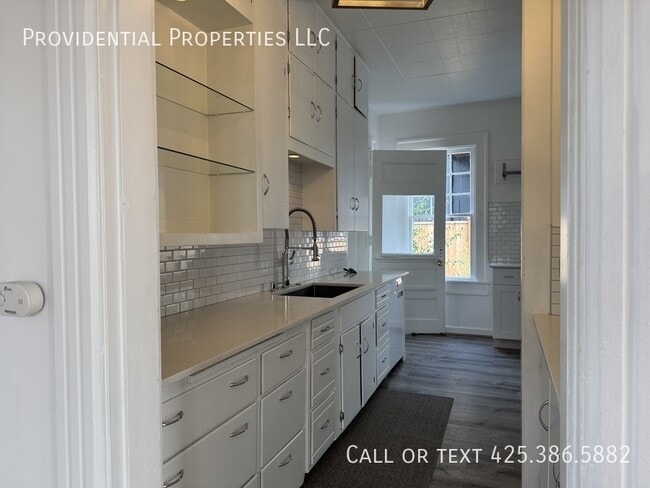 Building Photo - 424 8th Ave W