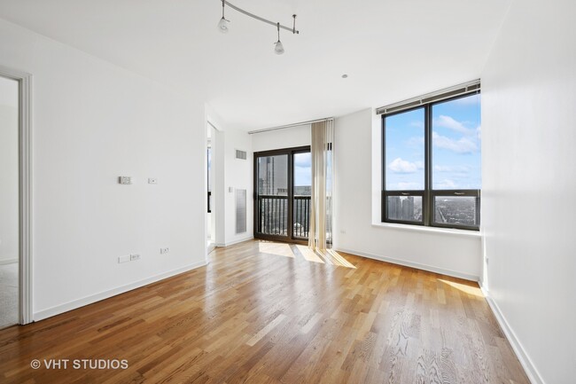 Building Photo - 400 N La Salle Dr
