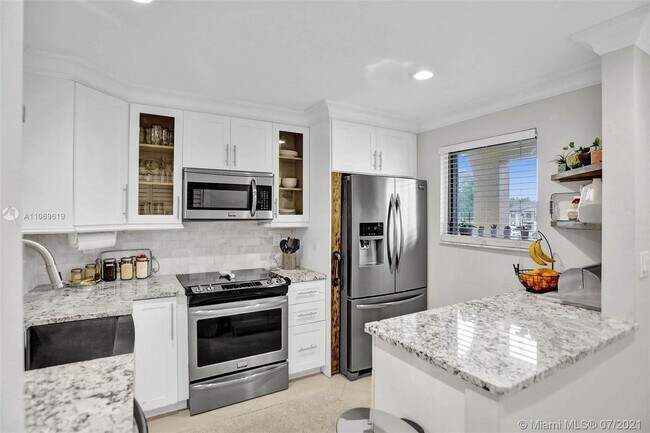 Building Photo - 9395 Boca Cove Cir