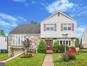 Building Photo - 9813 Ferndale St