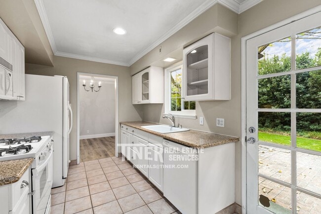 Building Photo - Stunning Sacramento Cottage