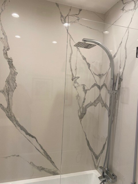 Porcelain bathroom walls - 1950 Gough St