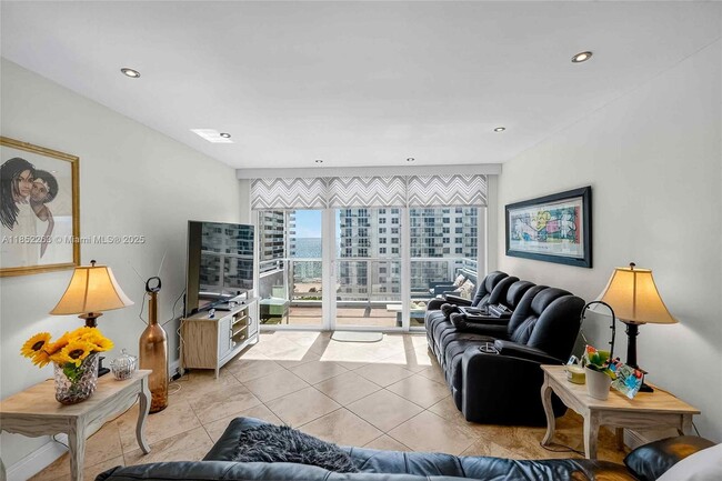 Foto del edificio - 5700 Collins Ave