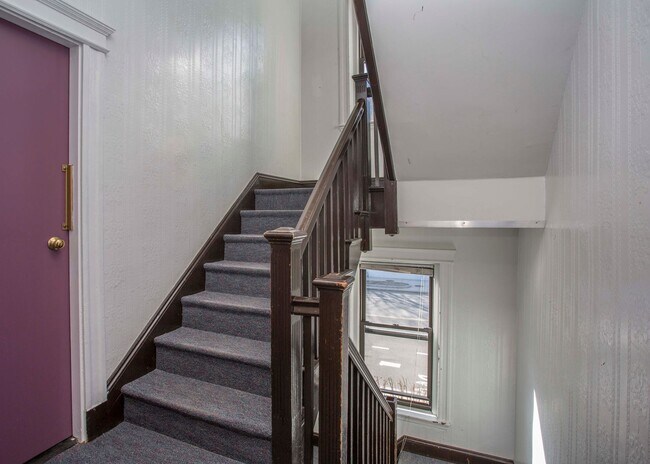 Foto del edificio - Beautiful 1.5 Bed 1 Bath available 9/1/25