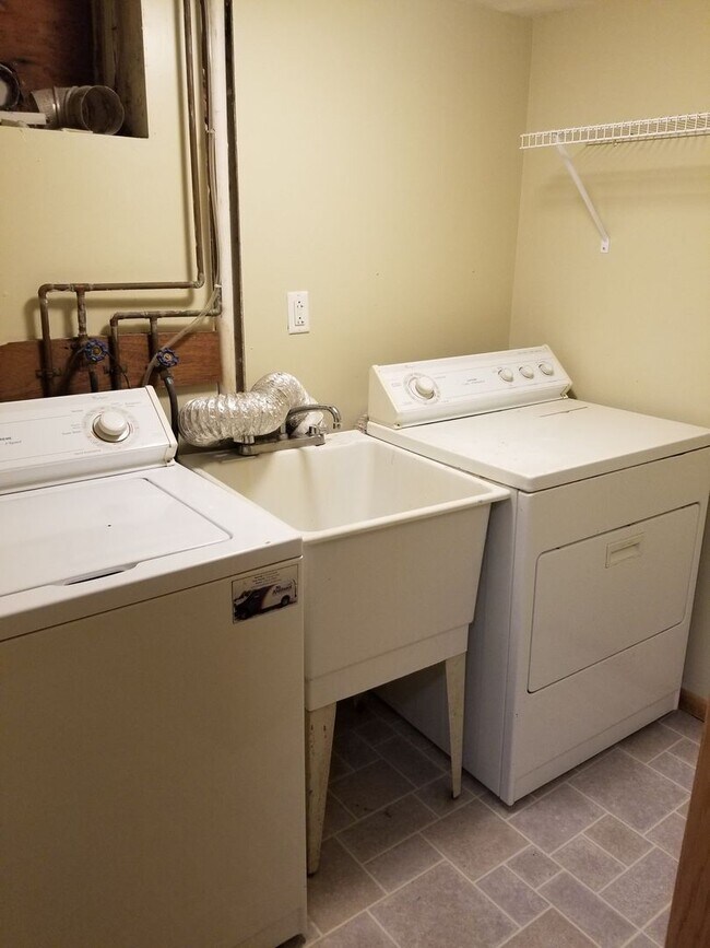 Foto del edificio - 1419 Bemidji Ave N