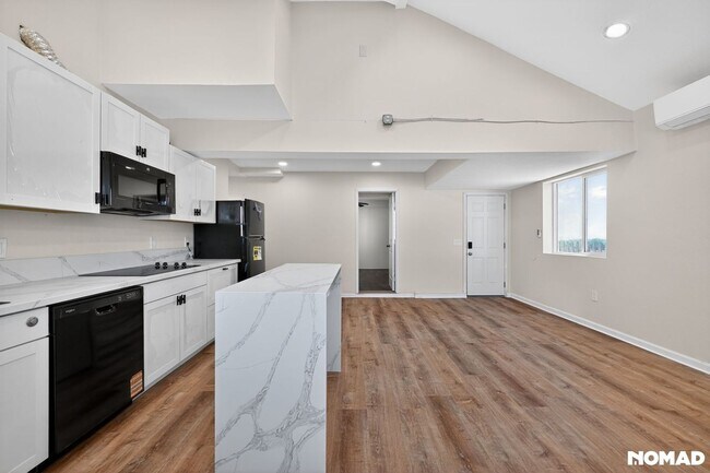 Building Photo - Bright & Modern 2-Bed Home with Ocean Glimpses in Prime Vista Location