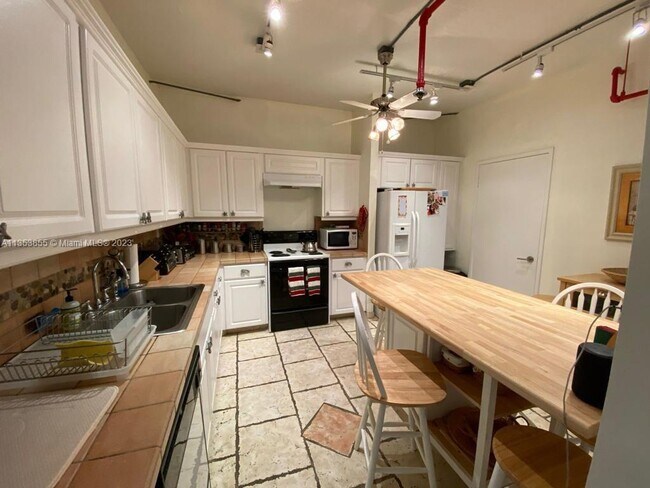 Building Photo - 251 Crandon Blvd