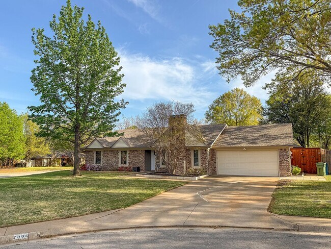 Vista de la entrada principal con garaje adjunto para 2 coches. - 2006 Candle Ct